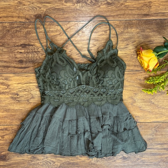 Zenana Outfitters Tops Nwot Green Padded Tank With Lace And Ruffles